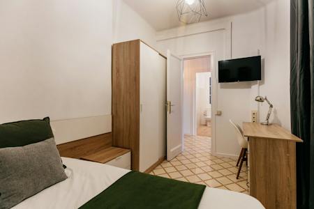 Furnished room in a 9-person shared flat in Sarrià–Sant Gervasi