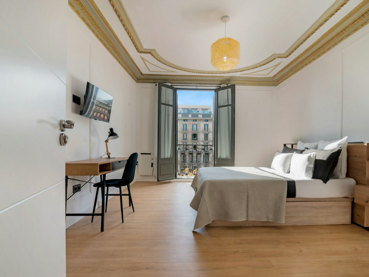 Furnished room in a 9-person shared flat in Eixample