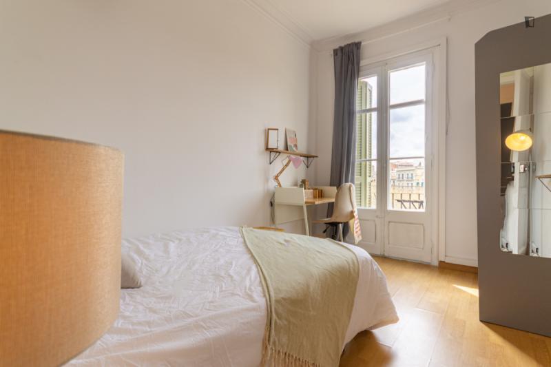 Furnished room in a 6-person shared flat in Eixample