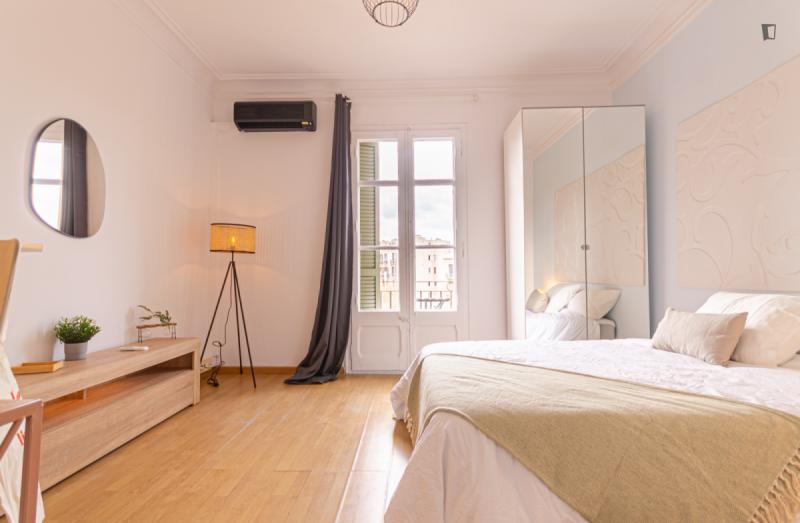 Furnished room in a 6-person shared flat in Eixample