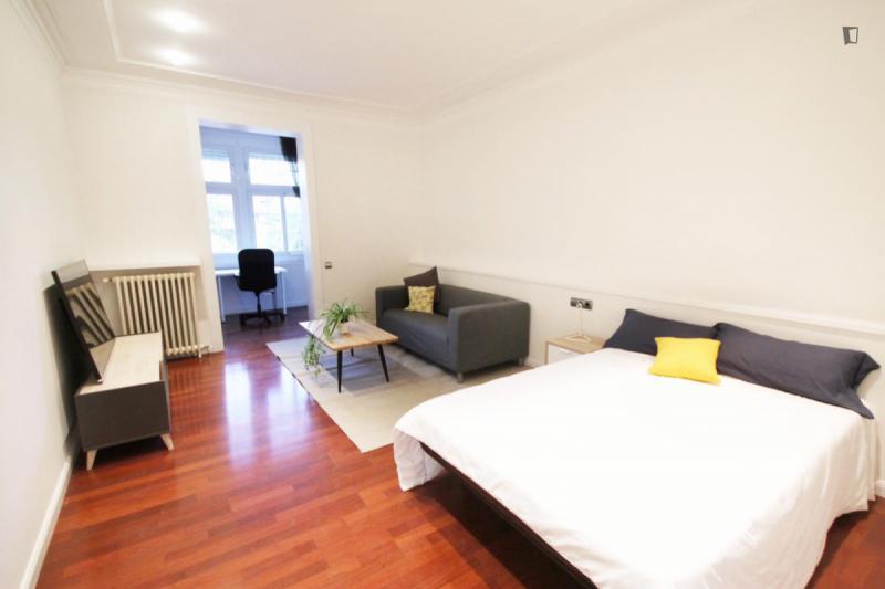 Furnished room in a 5-person shared flat in Eixample