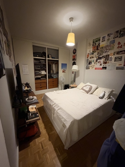 Room in a 4-person shared flat in Eixample
