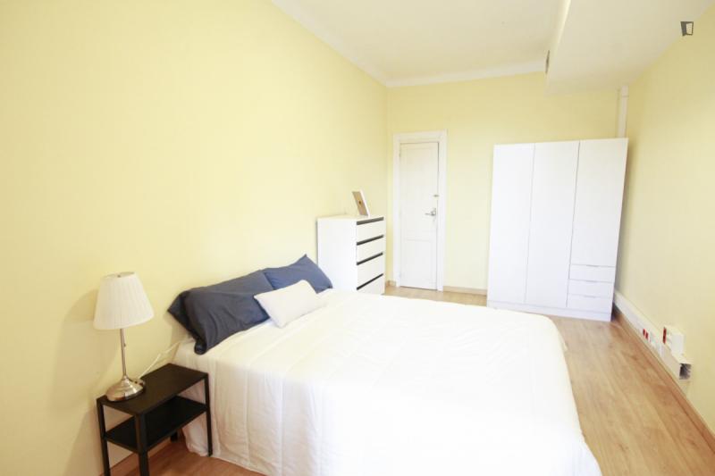 Furnished room in a 7-person shared flat in Eixample