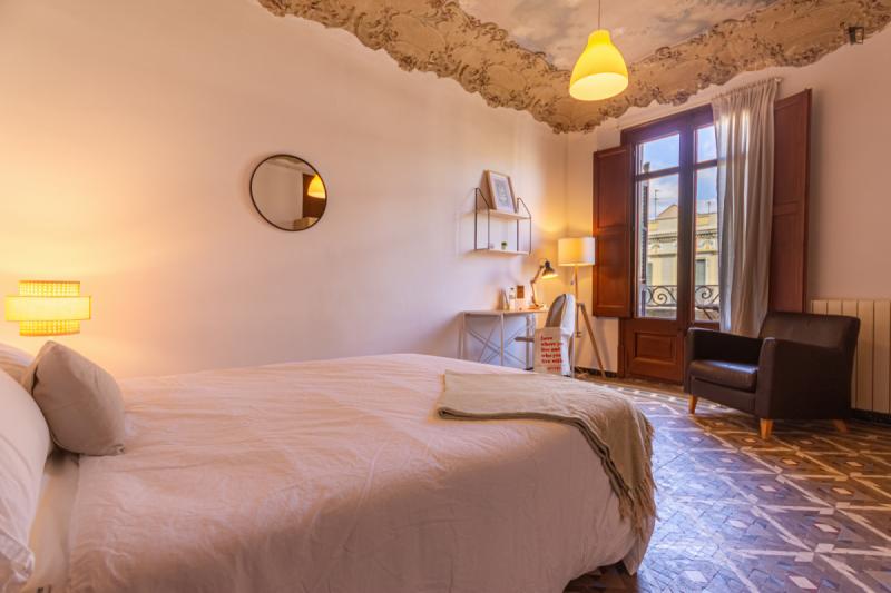 Furnished room in a 9-person shared flat in Eixample