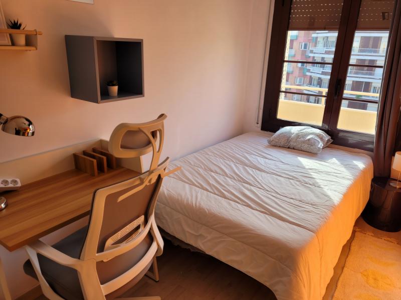 Habitación amueblada en piso compartido de 5 personas en Eixample