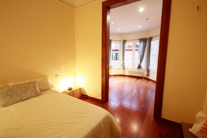 Furnished room in a 5-person shared flat in Gràcia