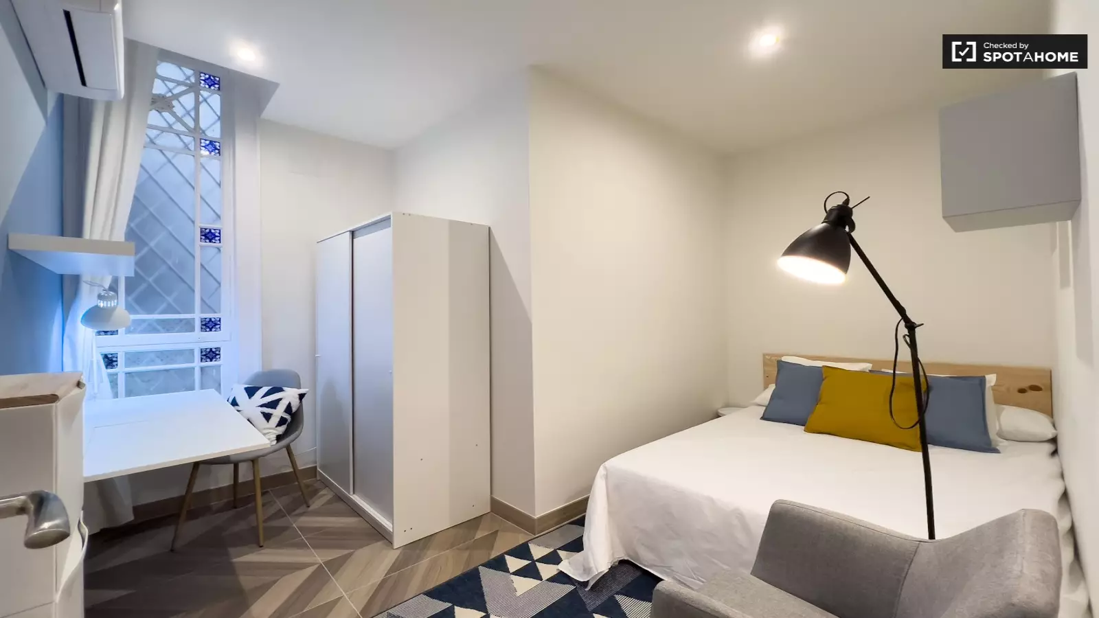 Furnished room in a 4-person shared flat in Eixample