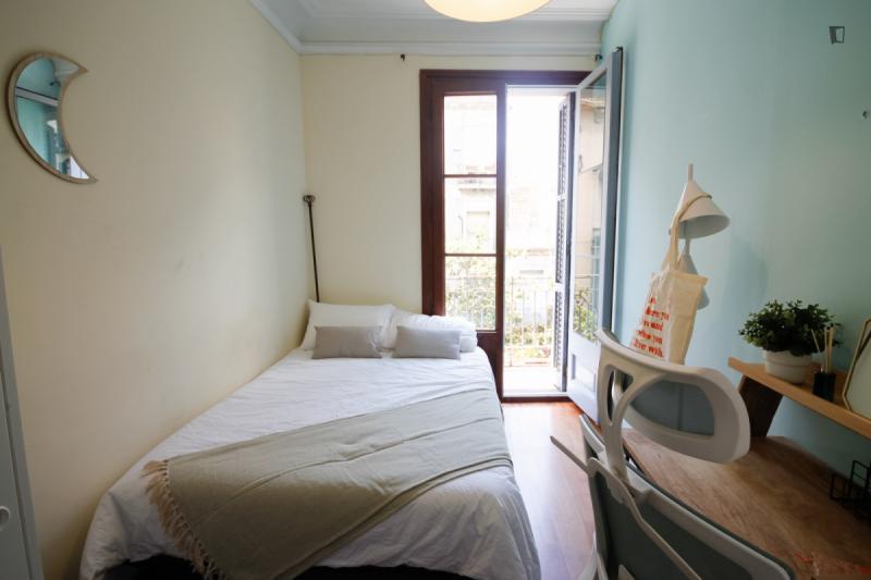 Furnished room in a 5-person shared flat in Gràcia