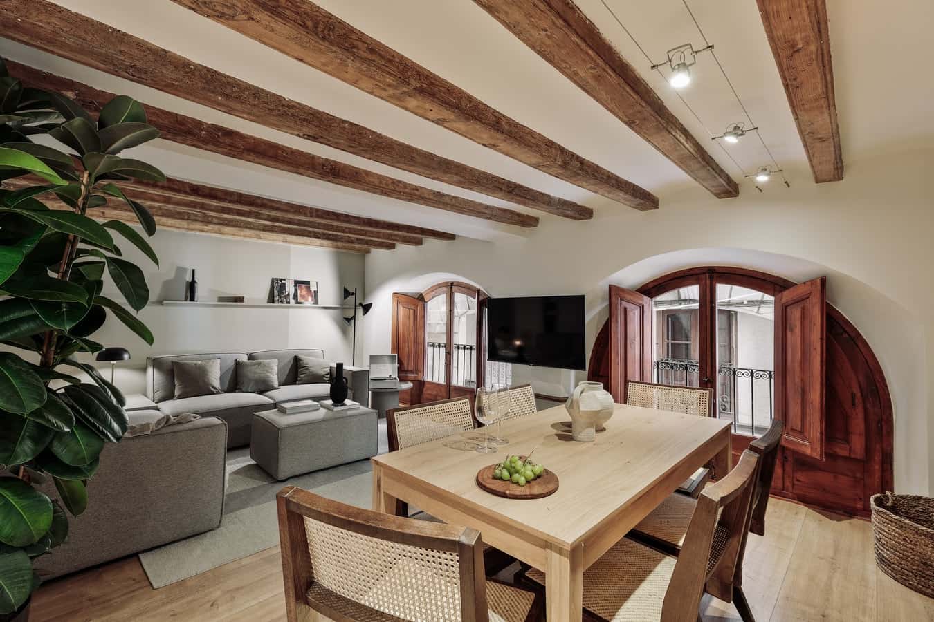 Furnished 3-bedroom flat in Ciutat Vella, 123 m²