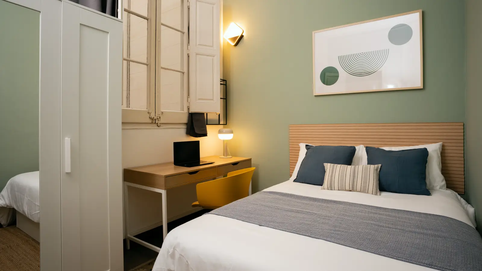 Furnished room in a 6-person shared flat in Eixample
