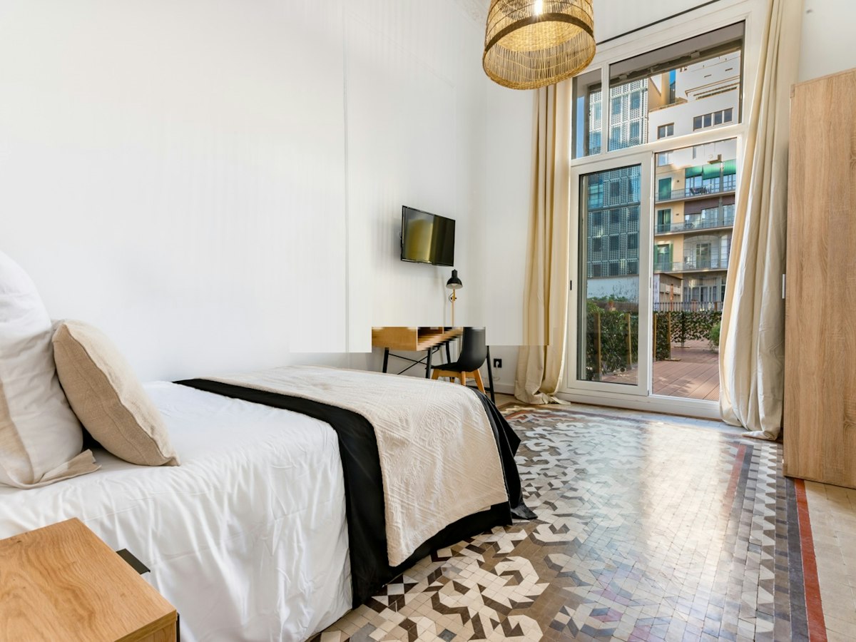 Furnished room in a 9-person shared flat in Eixample