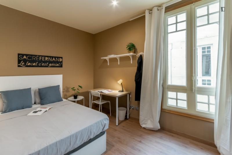 Furnished room in a 5-person shared flat in Eixample