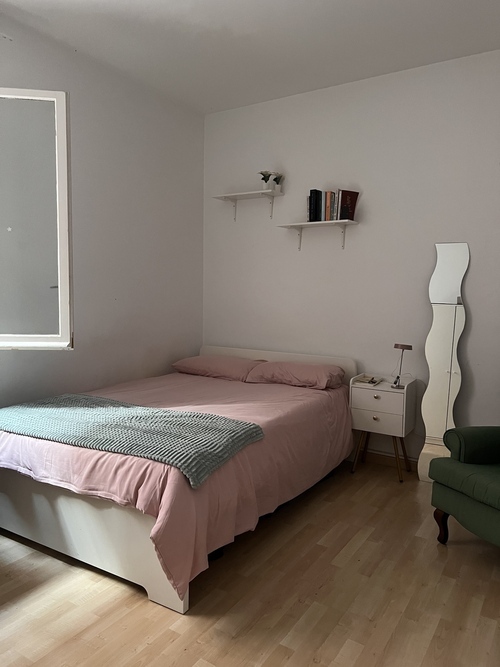 Room in a 4-person shared flat in Eixample
