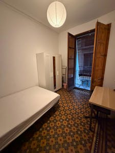 Furnished room in a 6-person shared flat in Ciutat Vella