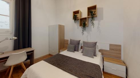 Furnished room in a 8-person shared flat in Eixample