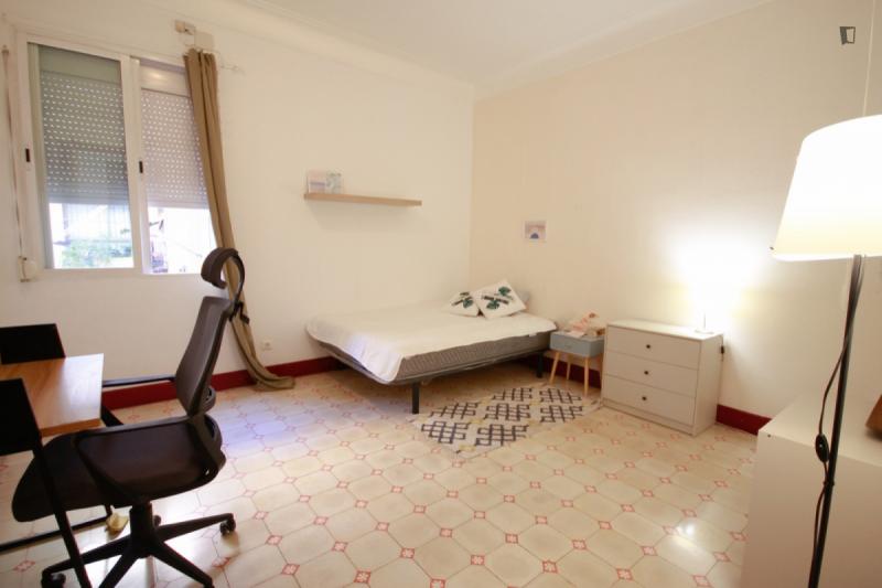 Furnished room in a 9-person shared flat in Eixample