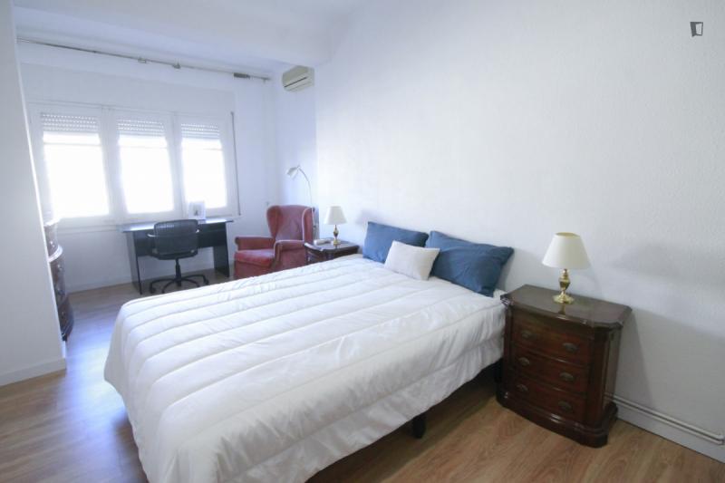 Furnished room in a 6-person shared flat in Eixample