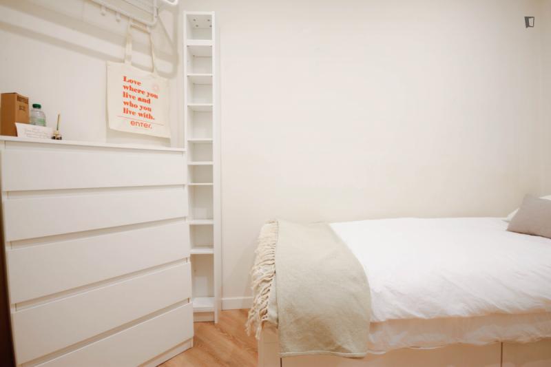 Habitación amueblada en piso compartido de 4 personas en Eixample