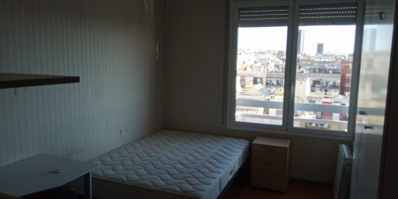 Furnished room in a 5-person shared flat in Eixample